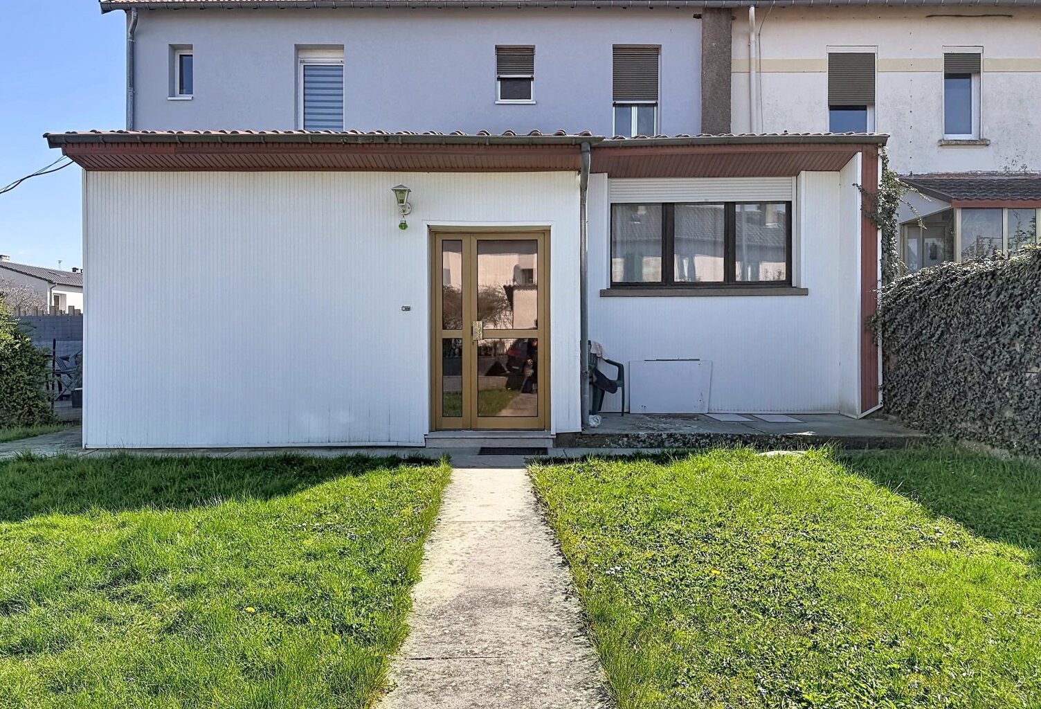Maison jumelée avec jardin et garages — photo 1