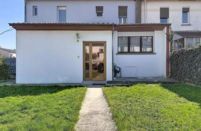 Maison jumelée avec jardin et garages — photo du bien