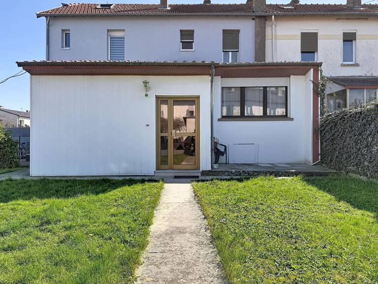 Maison jumelée avec jardin et garages — photo 1