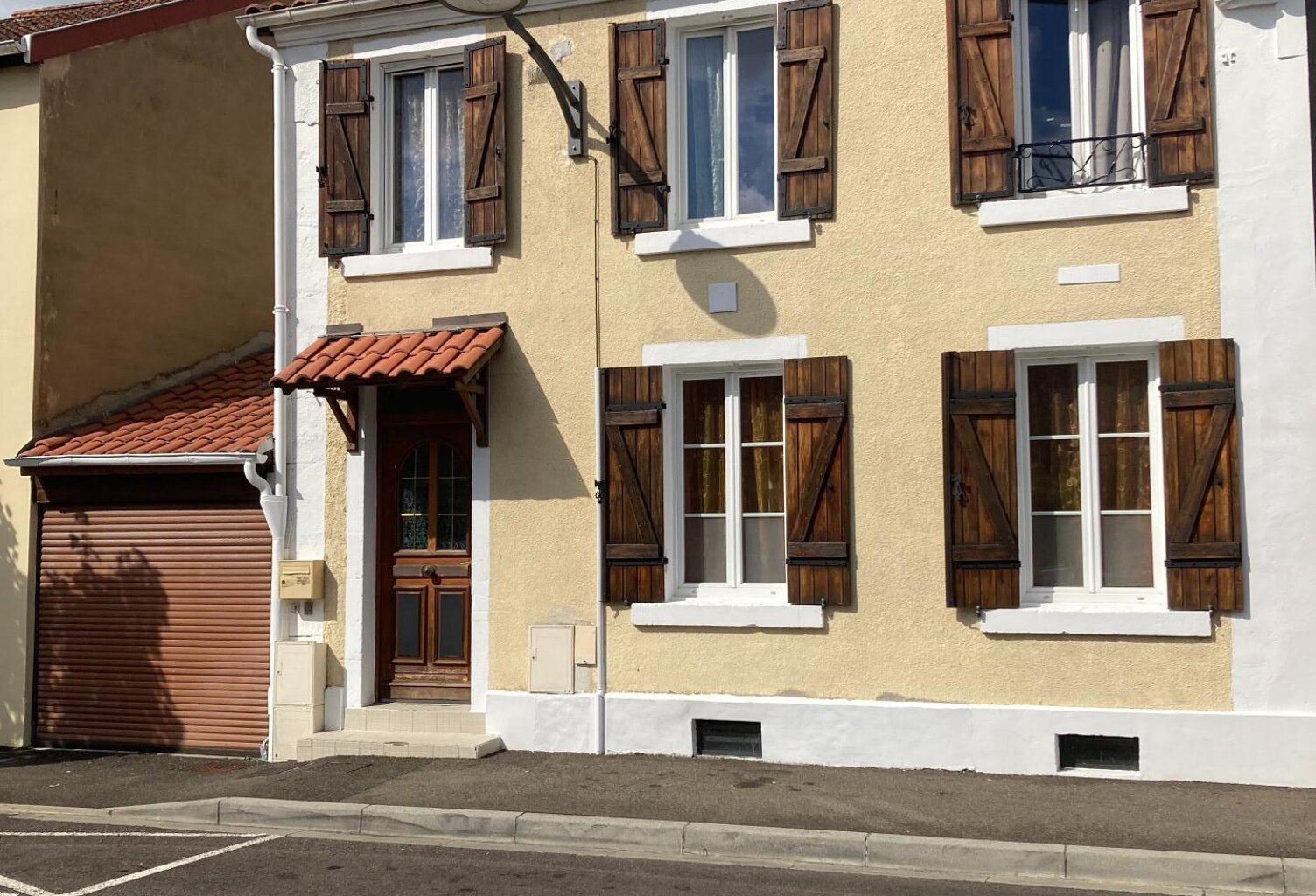 Maison de 100,70m2 a 2 étage avec 3 chambres une salle d'eau avec baignoire 2 WC avec un grand jardin arboré et une piscine semi enterrée dans le quartier de Mestade dans la ville de Aire sur l'Adour — photo 1