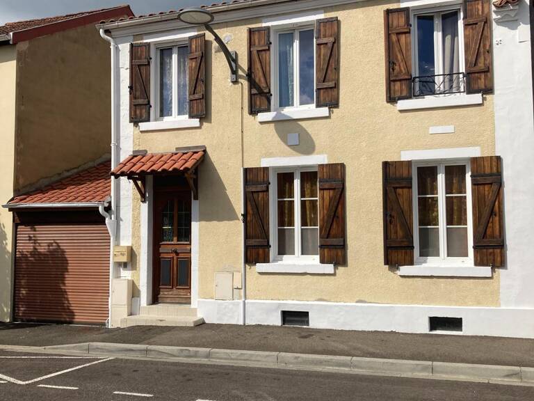 Maison de 100,70m2 a 2 étage avec 3 chambres une salle d'eau avec baignoire 2 WC avec un grand jardin arboré et une piscine semi enterrée dans le quartier de Mestade dans la ville de Aire sur l'Adour — photo 1