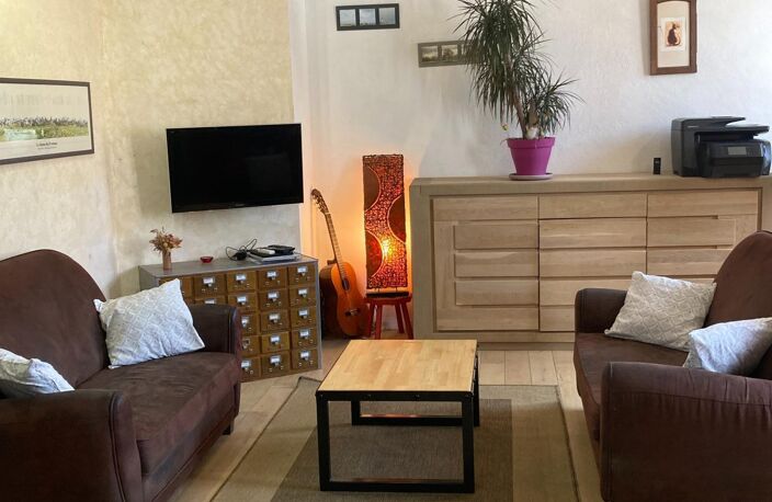 Maison de 100,70m2 a 2 étage avec 3 chambres une salle d'eau avec baignoire 2 WC avec un grand jardin arboré et une piscine semi enterrée dans le quartier de Mestade dans la ville de Aire sur l'Adour — photo 3