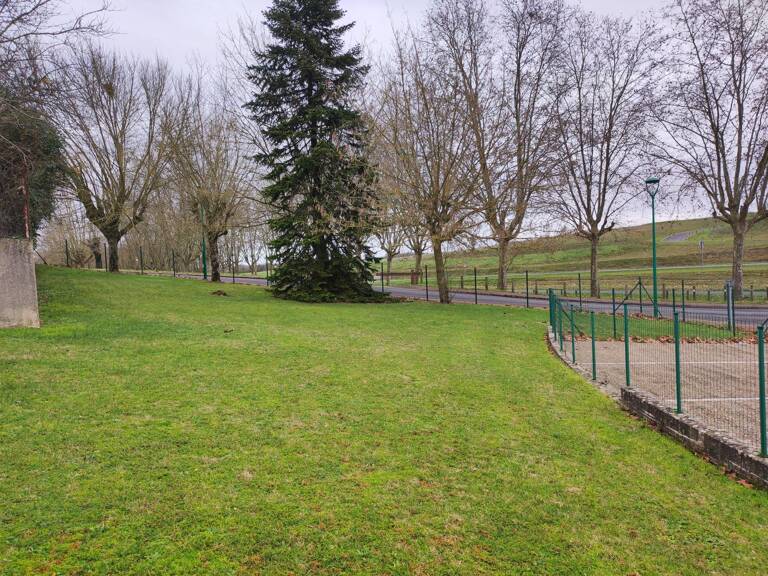 Terrain constructible de 389 m² à Saint-Georges-lès-Baillargeaux — photo 1