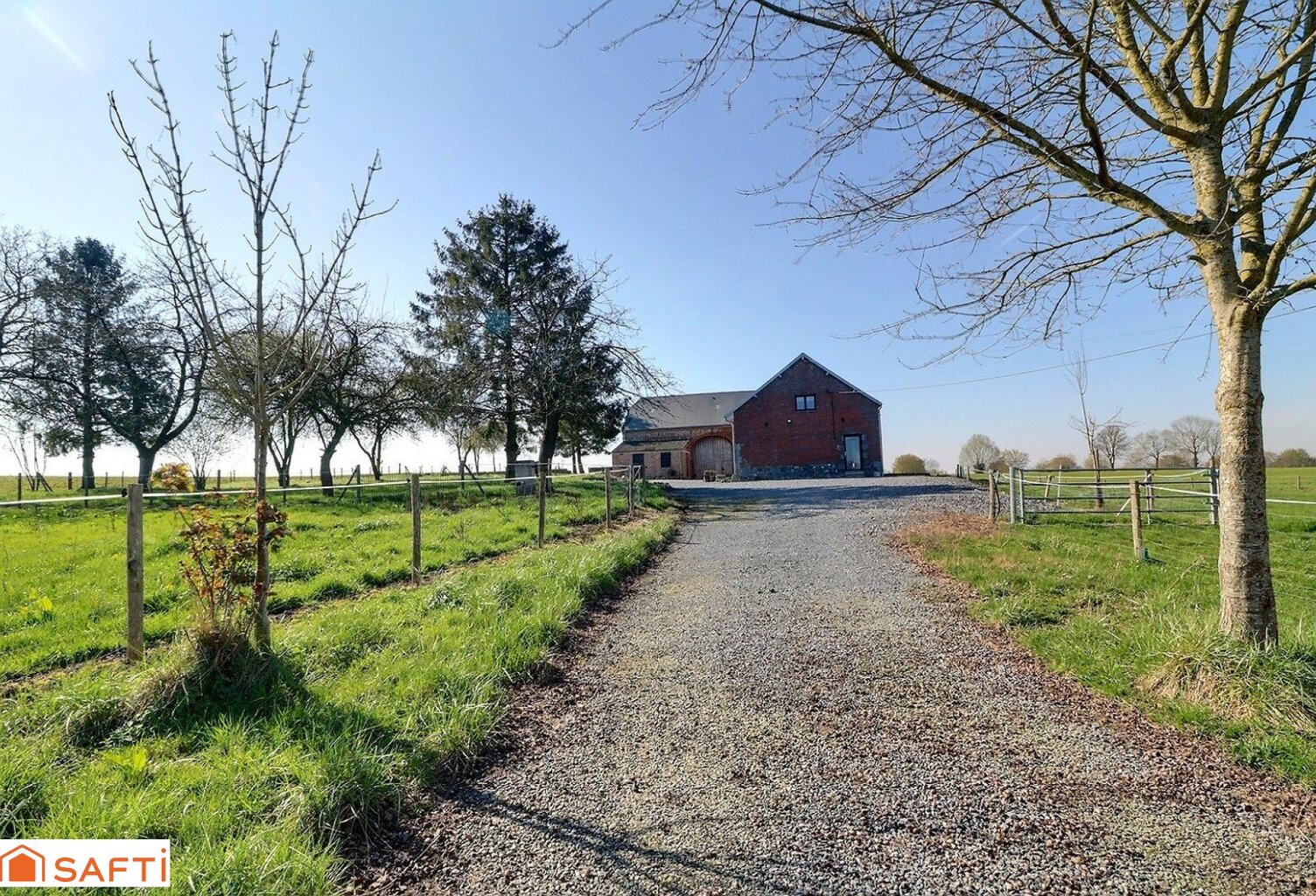 Magnifique rénovation pour cette ferme avec sa grange et ses dépendances dans un environnement exceptionnel, le tout sur plus de 6000 m2 . Le calme assuré ! — photo 1