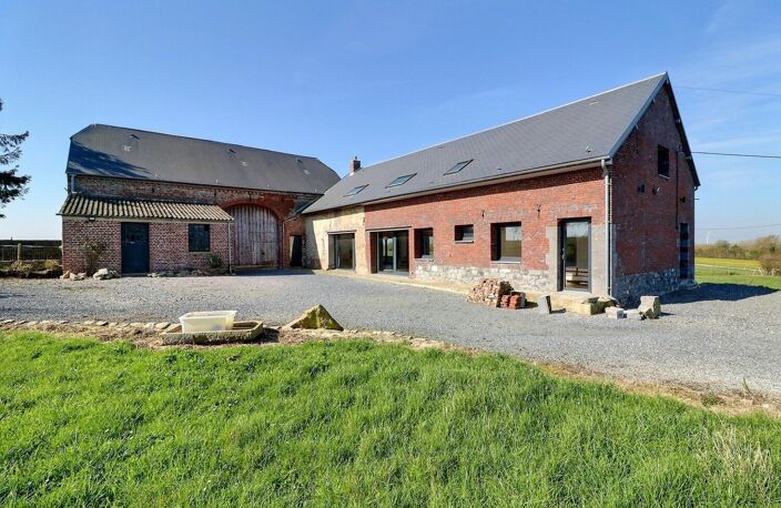 Magnifique rénovation pour cette ferme avec sa grange et ses dépendances dans un environnement exceptionnel, le tout sur plus de 6000 m2 . Le calme assuré ! — photo 2