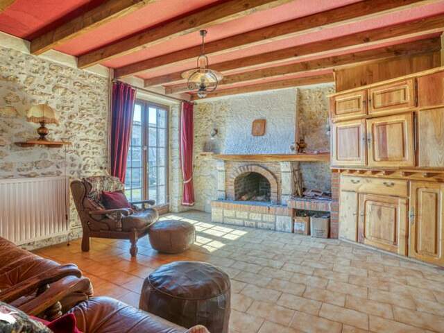 Maison en pierre de 6 pièces principales — photo du bien