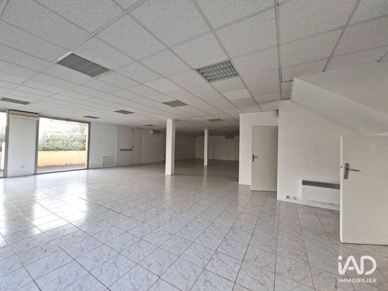 Location Boutique/Local commercial 240 m&sup2; — photo 1