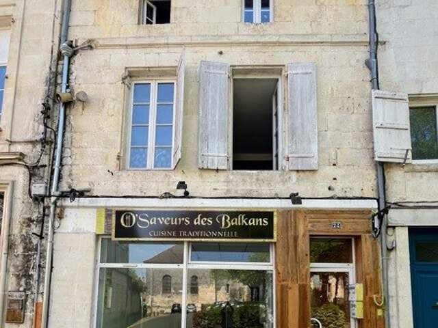 Immeuble à Pons — photo du bien