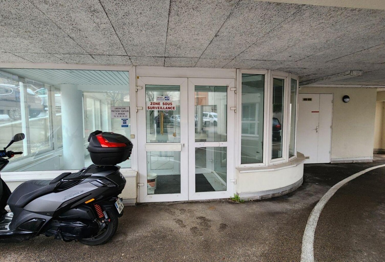 Location Local d'activités 98 m&sup2; — photo 1