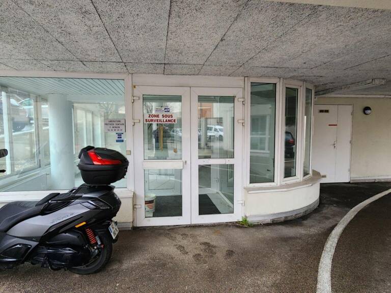 Location Local d'activités 98 m&sup2; — photo 1