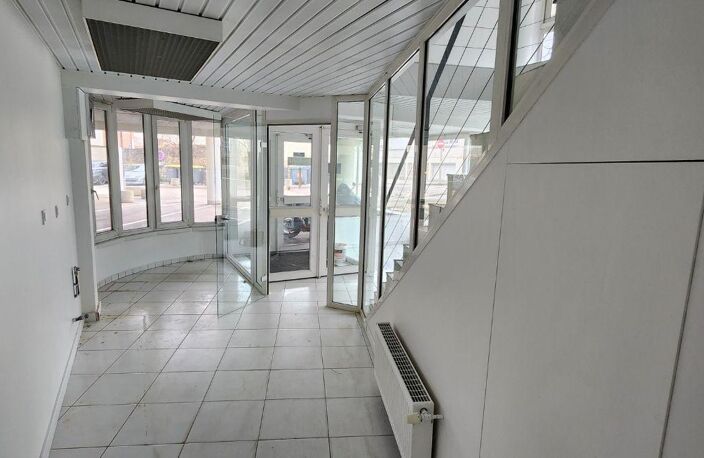 Location Local d'activités 98 m&sup2; — photo 3