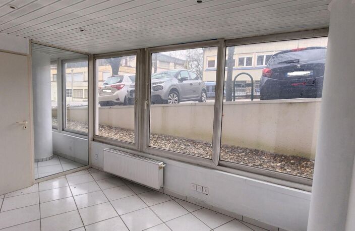 Location Local d'activités 98 m&sup2; — photo 4