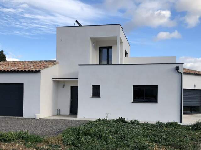 Belle villa sur un généreux terrain piscinable — photo du bien