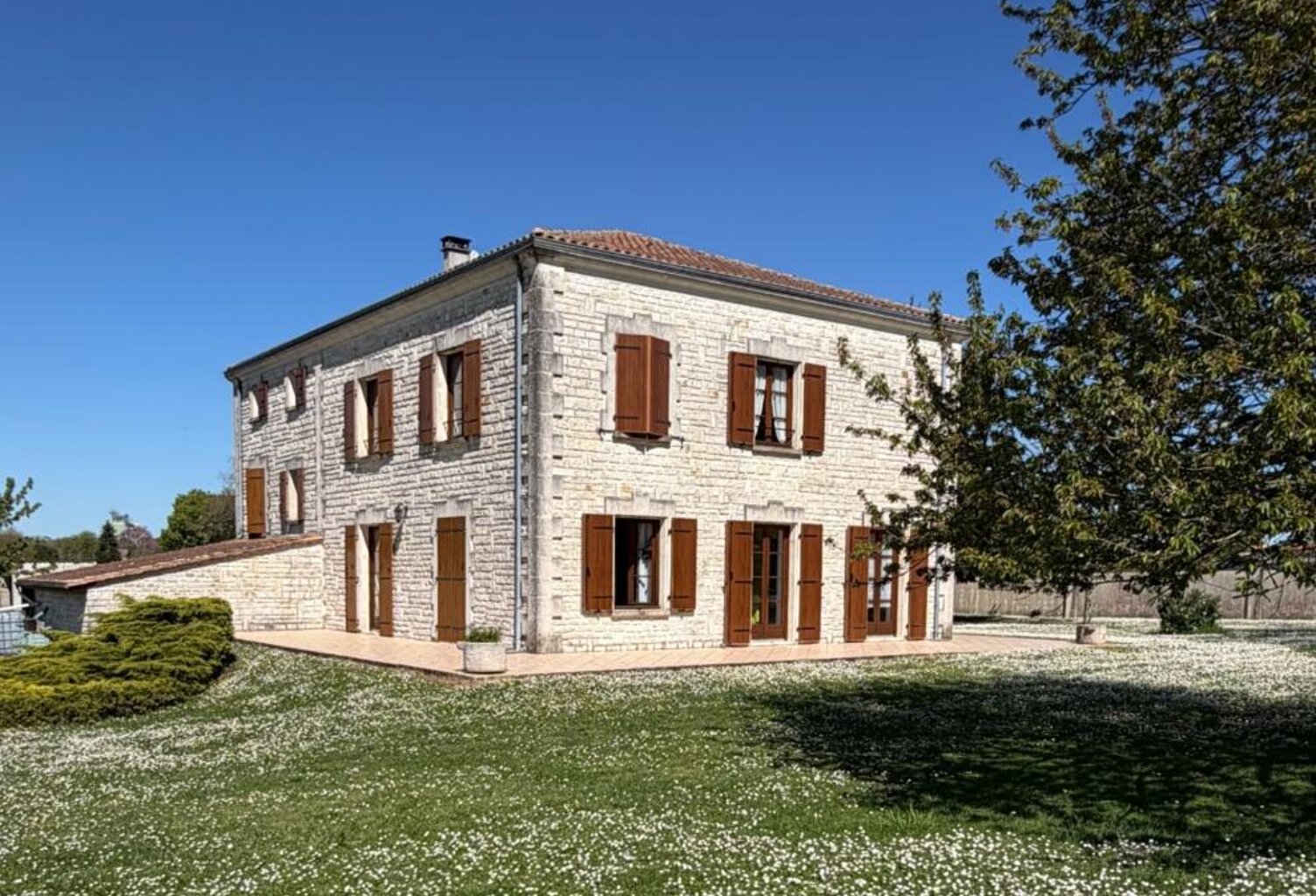 Brie. Maison en pierre de 200 m² sur une parcelle de 3392 m² — photo 1