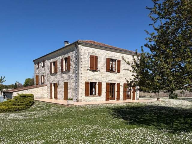 Brie. Maison en pierre de 200 m² sur une parcelle de 3392 m² — photo du bien