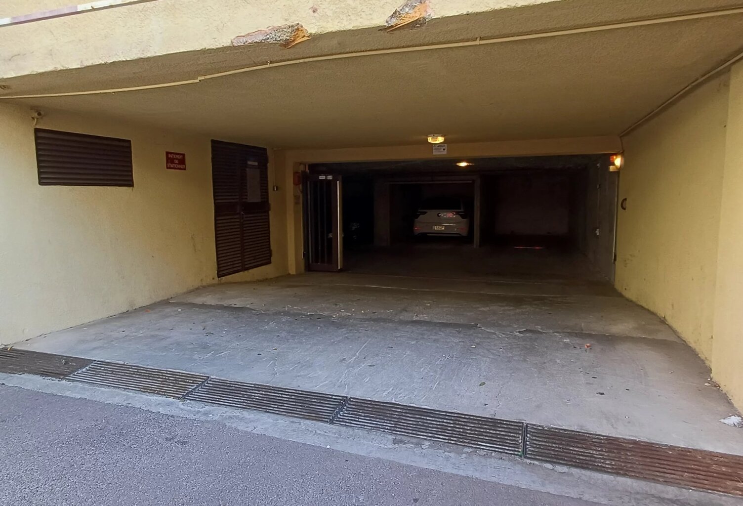 Rare en plein centre-ville – Double garage avec espace de rangem — photo 1