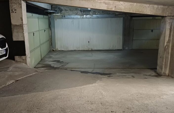 Rare en plein centre-ville – Double garage avec espace de rangem — photo 2