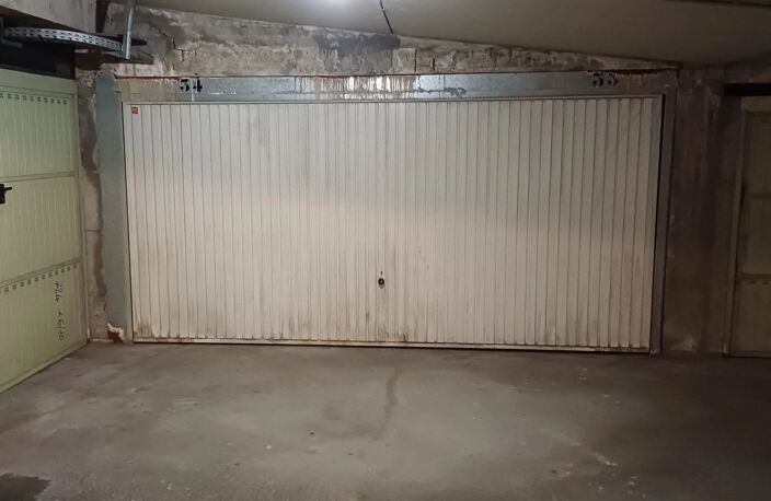 Rare en plein centre-ville – Double garage avec espace de rangem — photo 3
