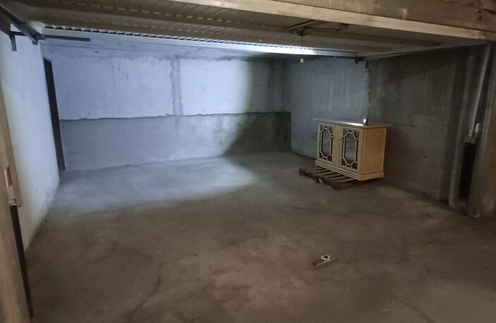 Rare en plein centre-ville – Double garage avec espace de rangem — photo 4