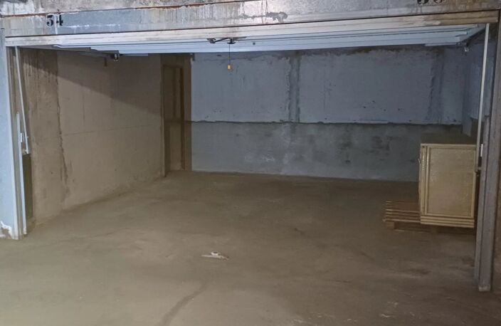 Rare en plein centre-ville – Double garage avec espace de rangem — photo 5
