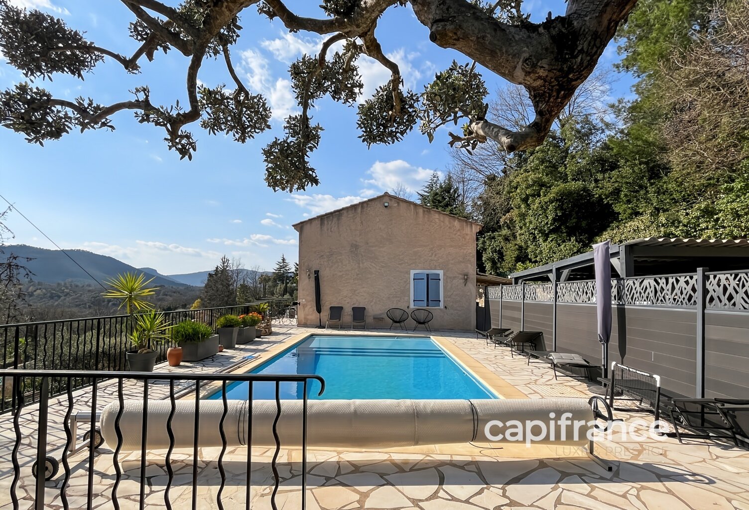 Villa de charme avec vue panoramique et piscine - 7 pièces - BAGNOLS EN FORET (83) — photo 1
