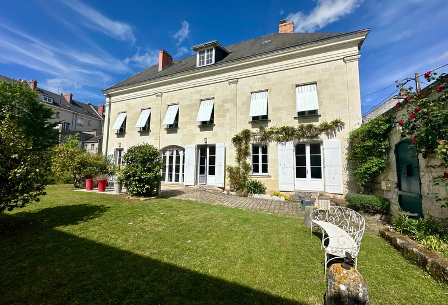 Exceptionnel au coeur de Saumur et des bords de loire une demeure de 375 m² - dépendances - Garages - jardin -1439m² — photo 1