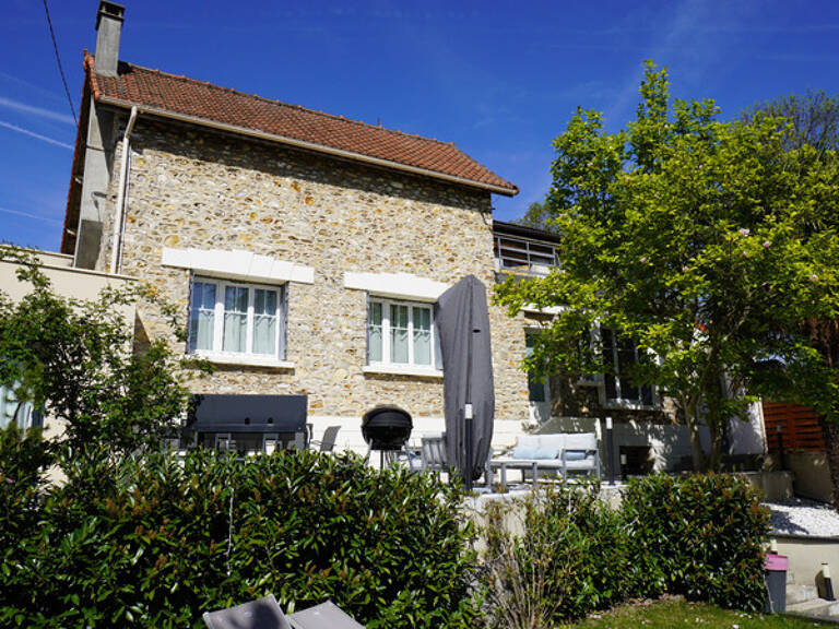 COUP DE CŒUR ASSURÉ pour cette magnifique maison en pierre des années 1930, entièrement rénovée, alliant cachet de l’ancien, volumes exceptionnels et confort moderne, au cœur d’un environnement calme — photo 1