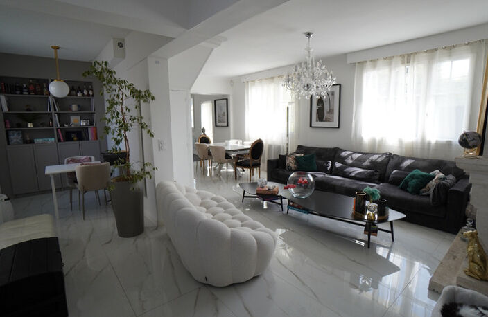 COUP DE CŒUR ASSURÉ pour cette magnifique maison en pierre des années 1930, entièrement rénovée, alliant cachet de l’ancien, volumes exceptionnels et confort moderne, au cœur d’un environnement calme — photo 3