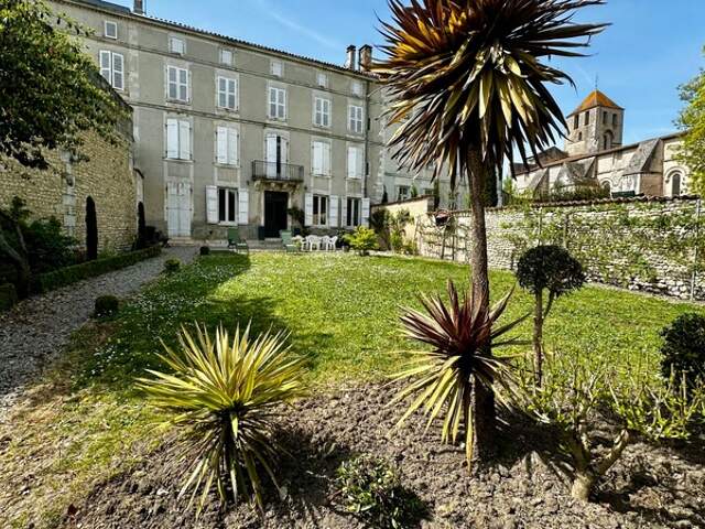 Dpt Charente (16), à vendre BARBEZIEUX SAINT HILAIRE maison de caractère — photo du bien