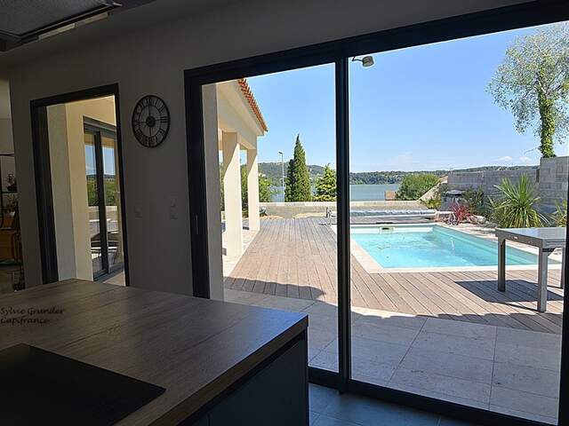 Maison contemporiane 6 pièces Piscine vue étang de l'olivier — photo du bien