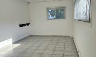 Bureau  77 m² à louer à Borgo (20290)