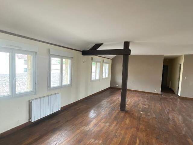 Appartement À Louer de 129 m2 en résidence — photo du bien