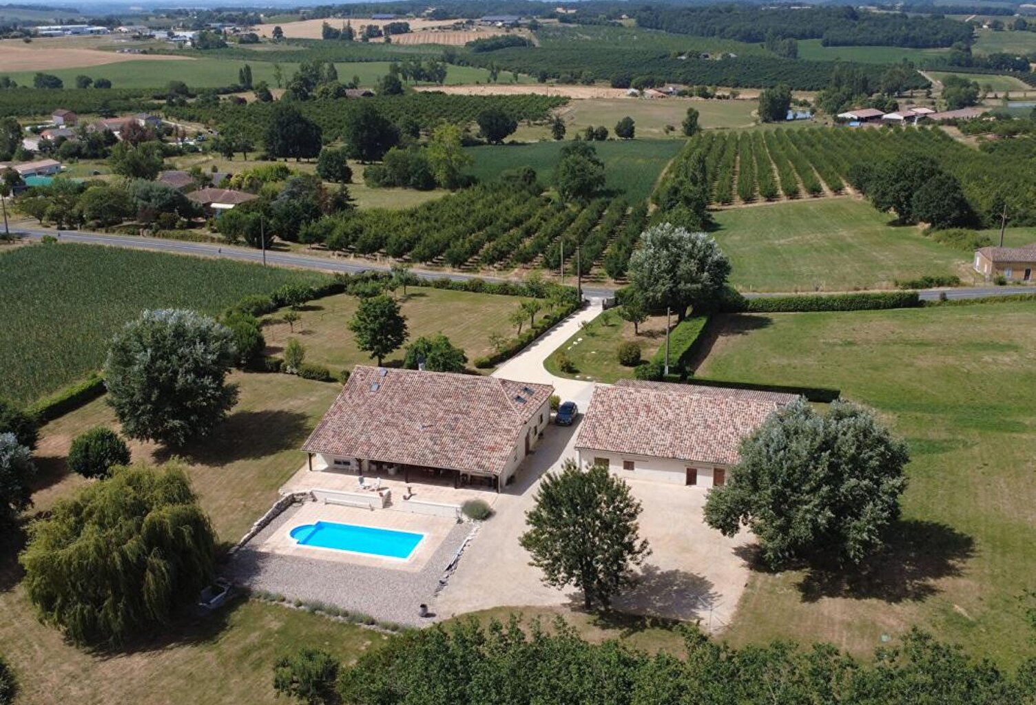 Superbe ferme rénovée avec soin avec piscine, grande grange et vues imprenables — photo 1