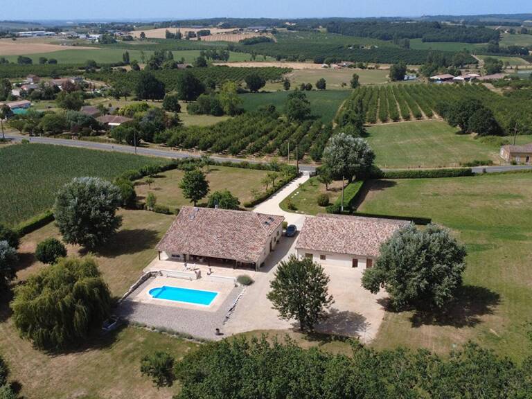 Superbe ferme rénovée avec soin avec piscine, grande grange et vues imprenables — photo 1