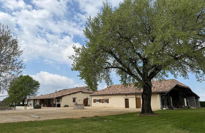 Superbe ferme rénovée avec soin avec piscine, grande grange et vues imprenables — photo 2