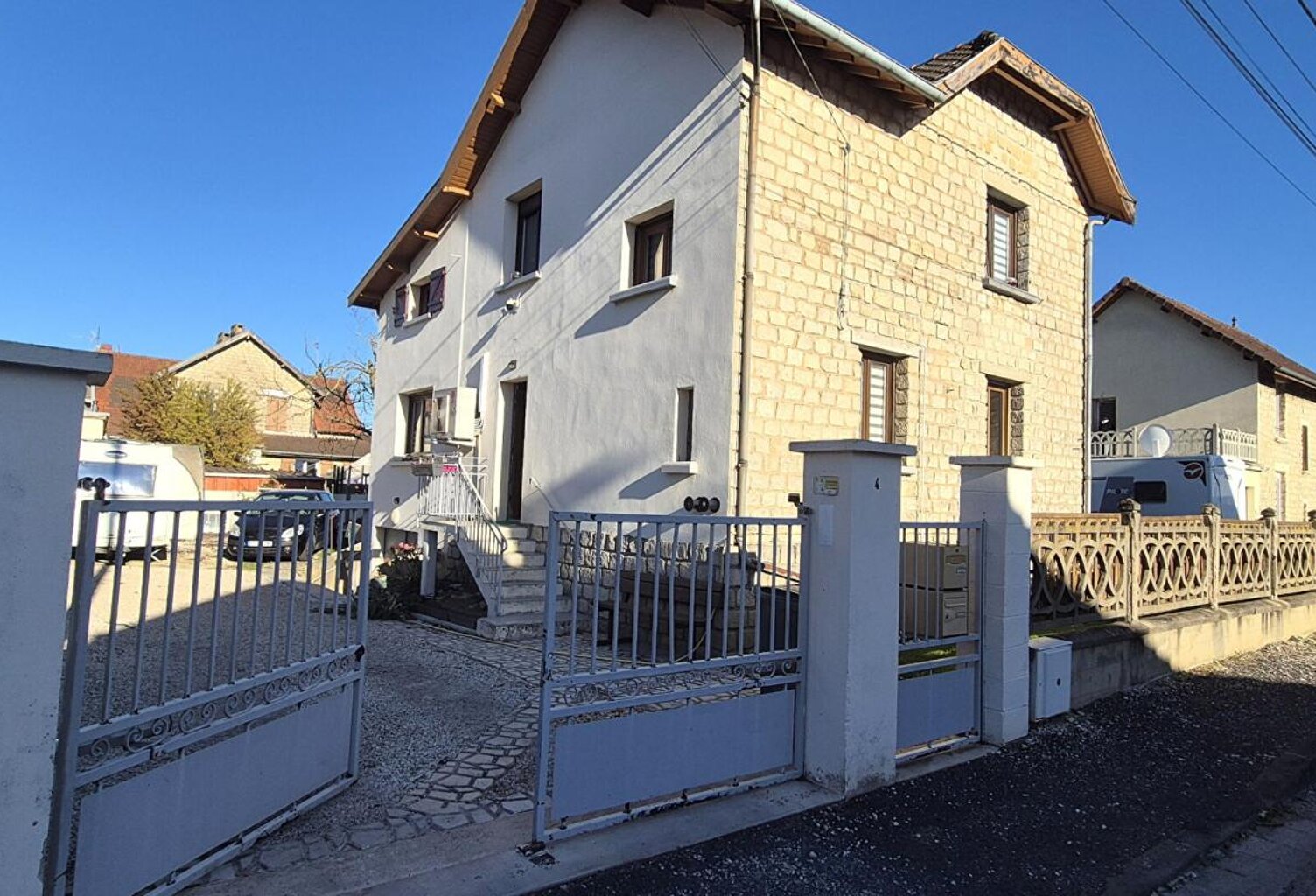 Belle Maison Individuelle en Pierre ou de Caractère de 131 m² à Remettre à votre Goût avec sa Cour sécurisée de 100 m², Terrasse de 28 m², Sas d'entrée, Sous-sol complet de 73 m² avec Buanderie, Atelier, Cave, Chaufferie PAC Air-Air, Climatisation, Pannea — photo 1
