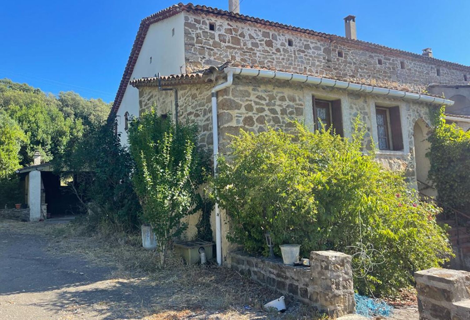 Mas en pierres mitoyen proche Anduze sur terrain constructible de 1900 m2 — photo 1