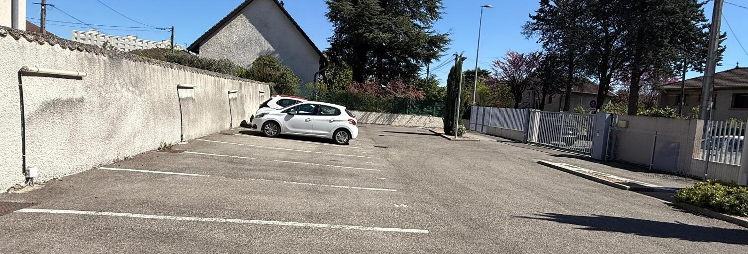 Garage   m² à louer à Meyzieu (69330)