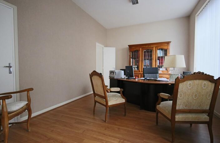 Bureaux de 64 m² de plain-pied à vendre en plein centre ville d'Autun — photo 2