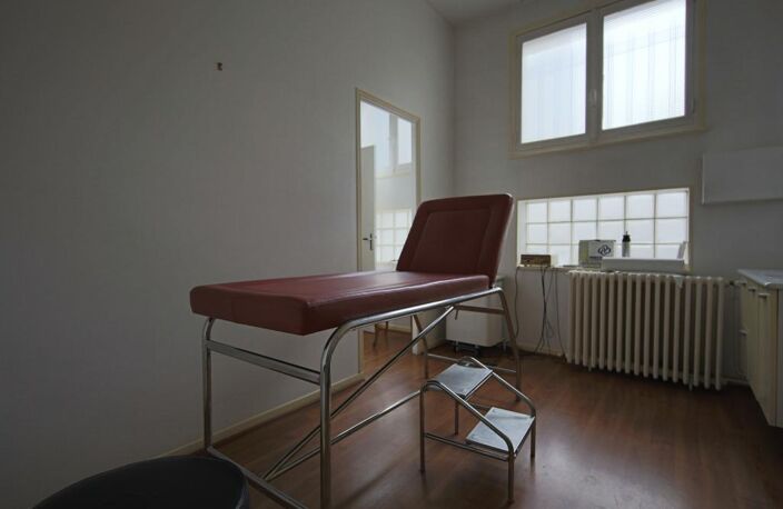 Bureaux de 64 m² de plain-pied à vendre en plein centre ville d'Autun — photo 5