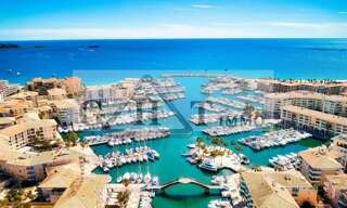 Commerce  800 m² à louer à Fréjus (83600)