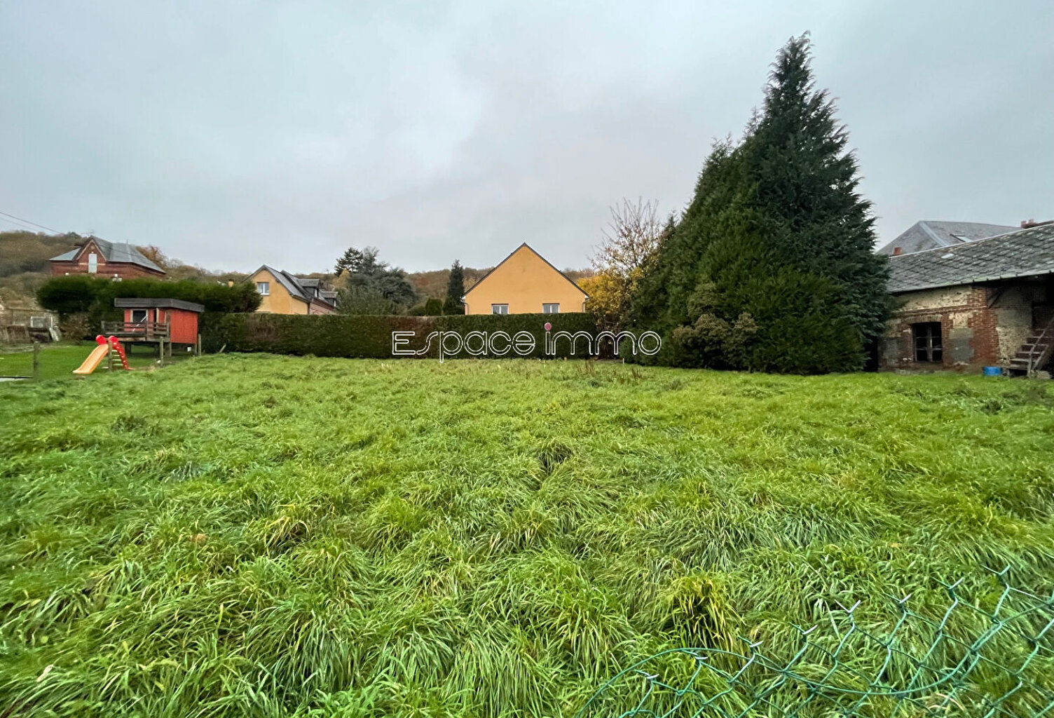 Terrain plat proche du bourg de Montville - divisible en 2 lots - 880m² — photo 1