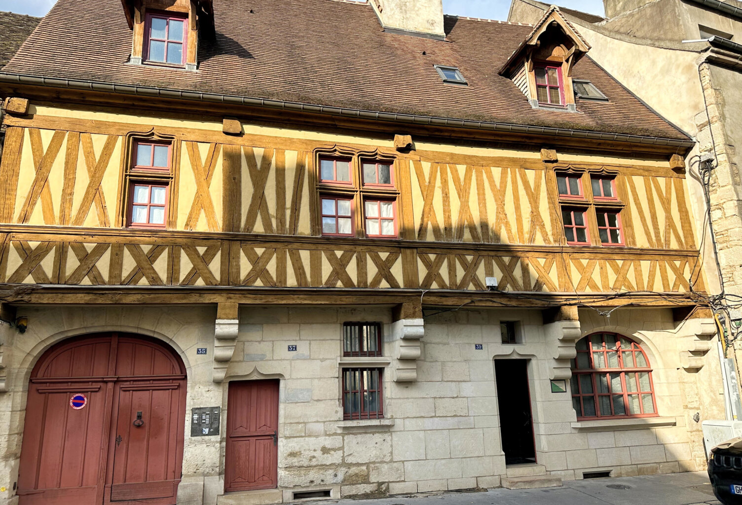 MAISON DE VILLE DU 15éme siecle  en triplex — photo 1