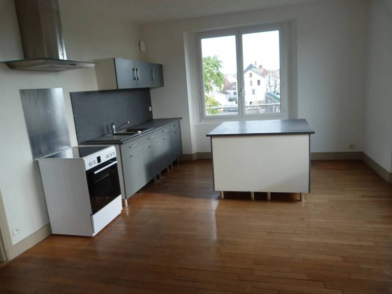Vierzon centre - Ville : Appartement T.4 - 3 Chambres - 108 M² — photo 1