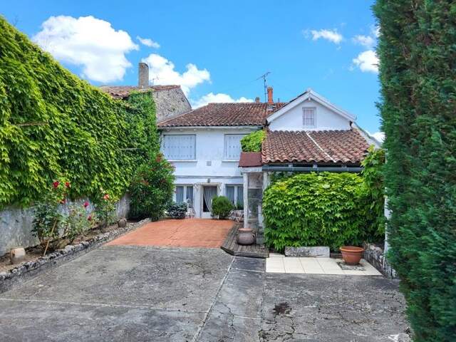 Maison de bourg de 8 pièces principales — photo du bien