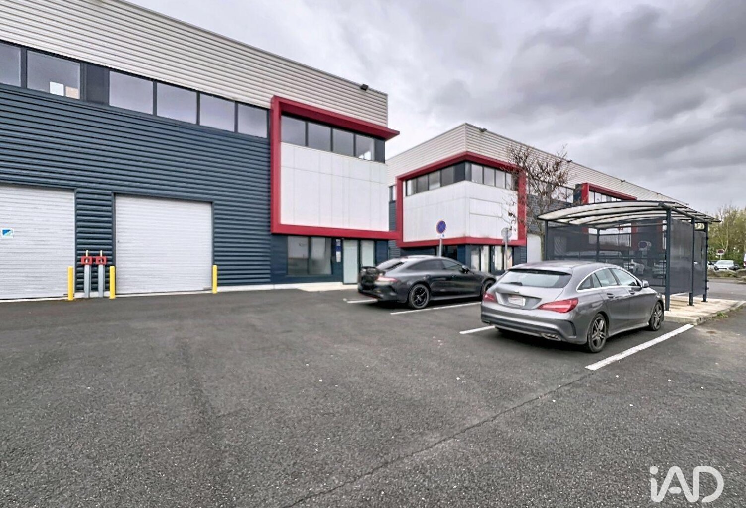 Location Local d'activités 270 m&sup2; — photo 1