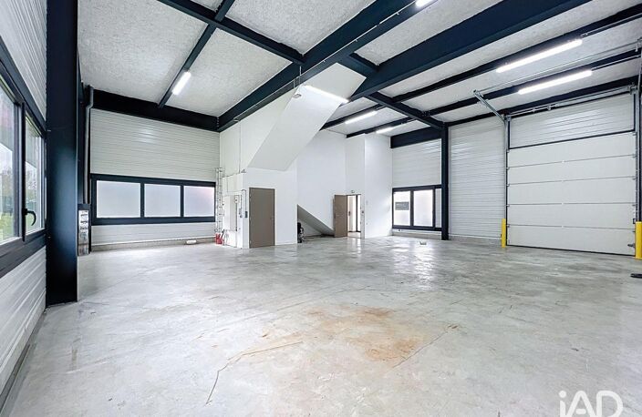 Location Local d'activités 270 m&sup2; — photo 2