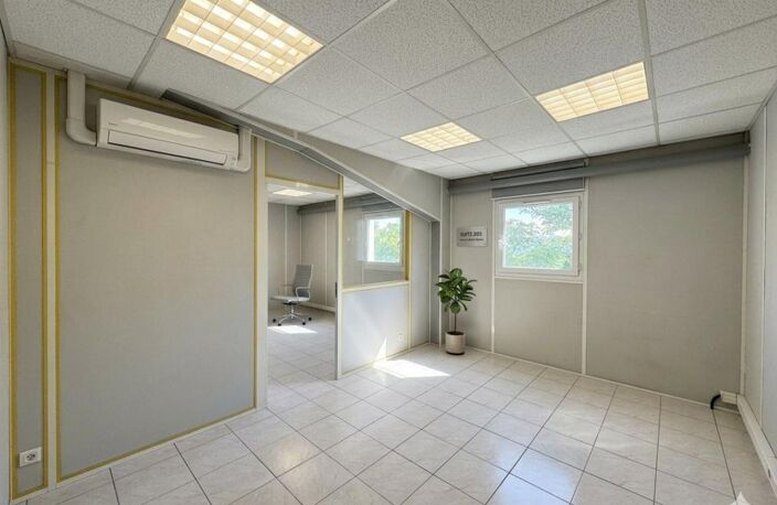 Bien Commercial À Vendre — photo 3
