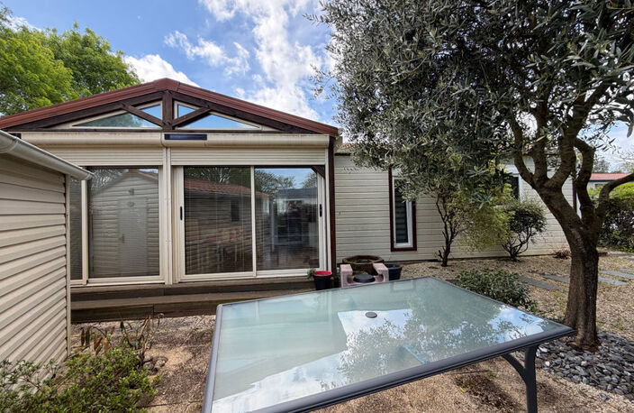 SAINT CYR EN TALMONDAIS (85) DANS RESIDENCE AVEC PISCINE CHALET BOIS 3 CHAMBRES AVEC VERANDA ET JARDIN — photo 3