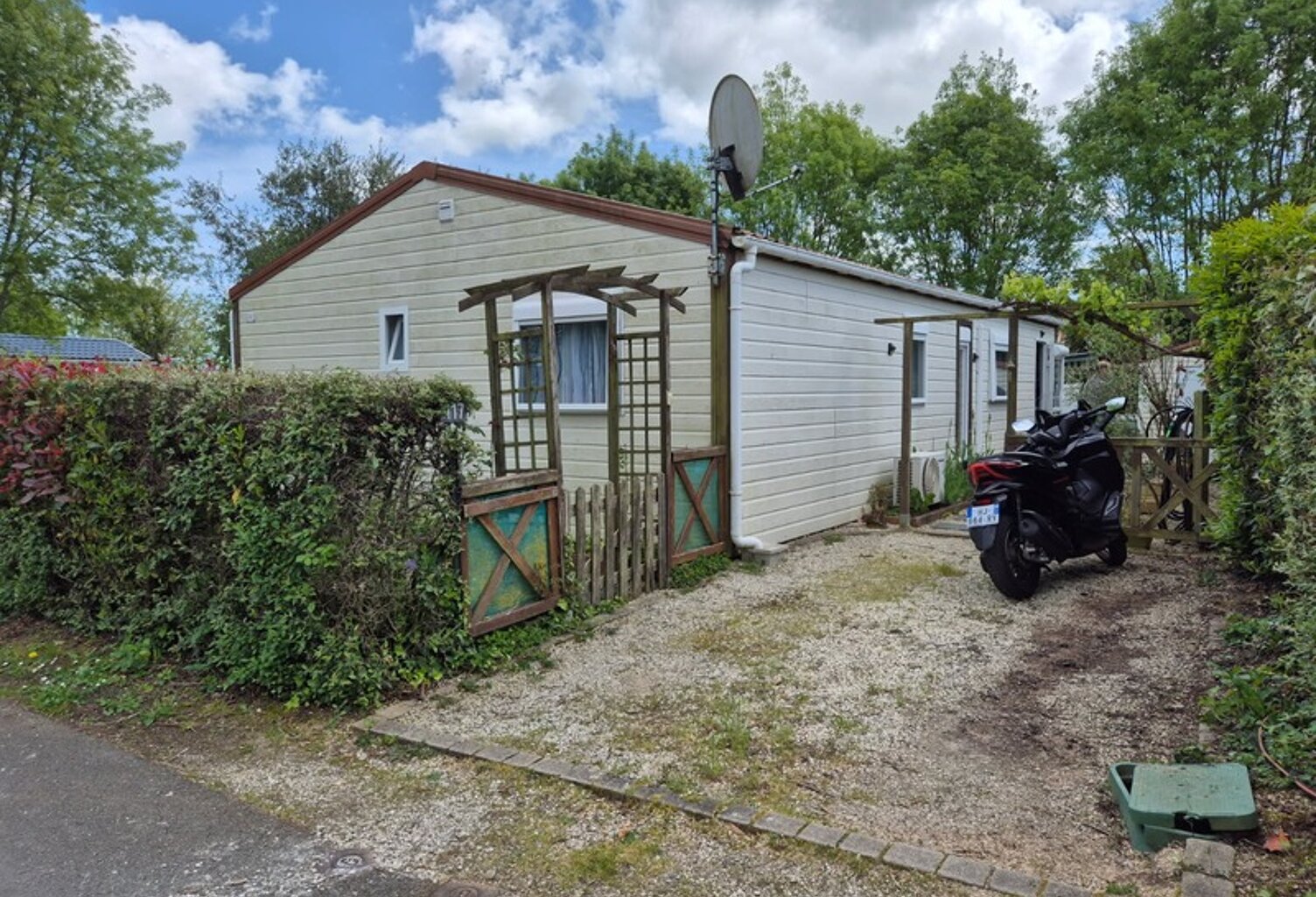 LA TRANCHE SUR MER A 15 MIN DANS RESIDENCE AVEC PISCINE CHALET BOIS 3 CHAMBRES AVEC VERANDA ET JARDIN — photo 1